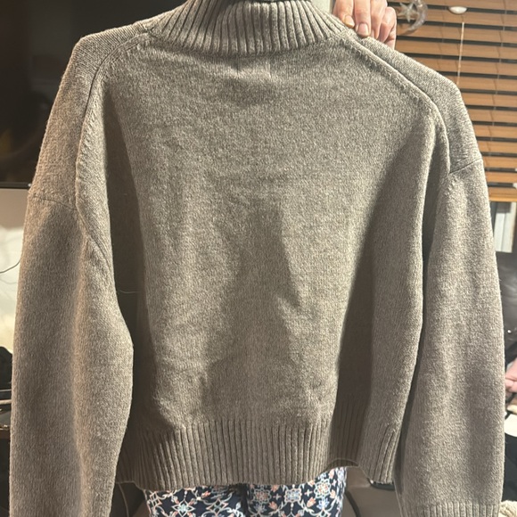 H & M sweater only worn once Size M - Picture 2 of 3